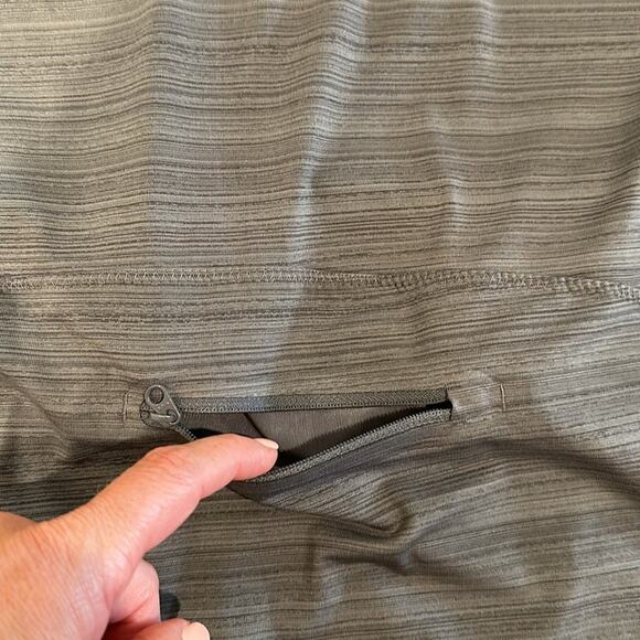 ATHLETA Heathered Gray Cap Sleeve Workout Running Zipper Back Shirt Top Size XS - Picture 11 of 11